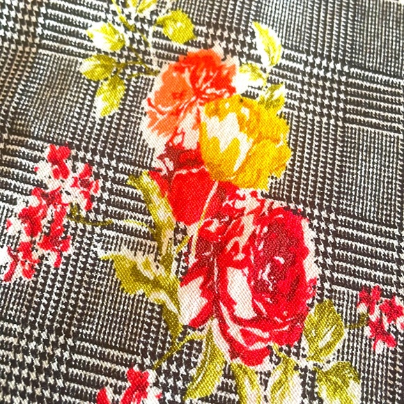 Soho Apparel Ltd houndstooth/floral pencil skirt sz Med - Picture 5 of 5